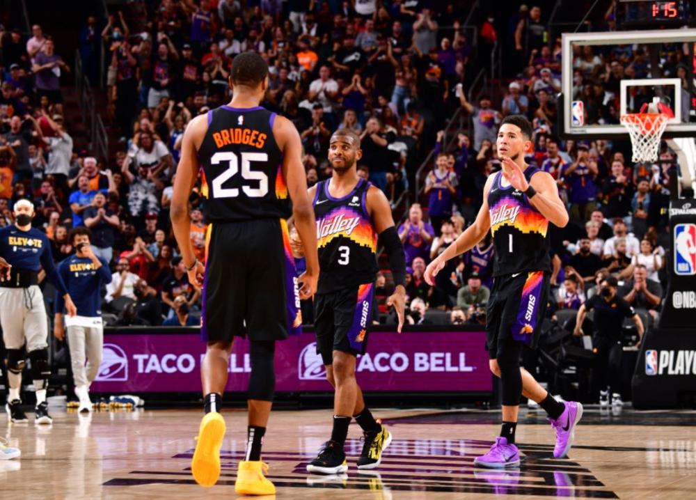 的表现更加 的表现更加